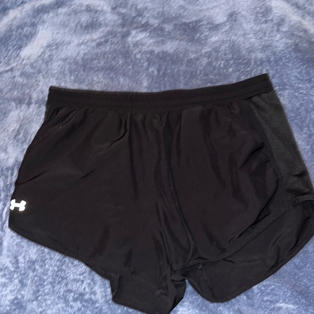 Under armour Large black shorts HAS POCKETS